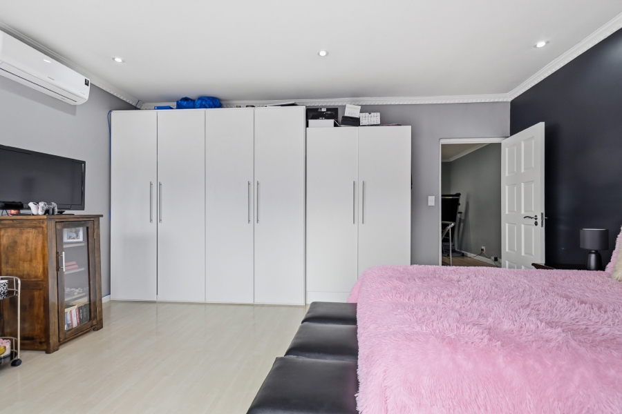 5 Bedroom Property for Sale in Claremont Western Cape